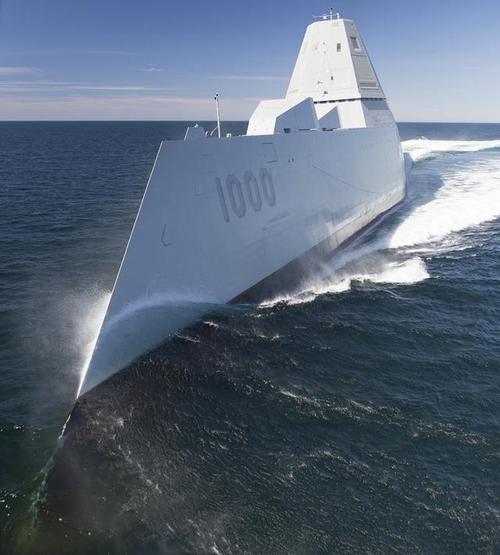 各种驱逐舰还有核潜艇,它们的体型虽然都很大,但动辄十几亿美元