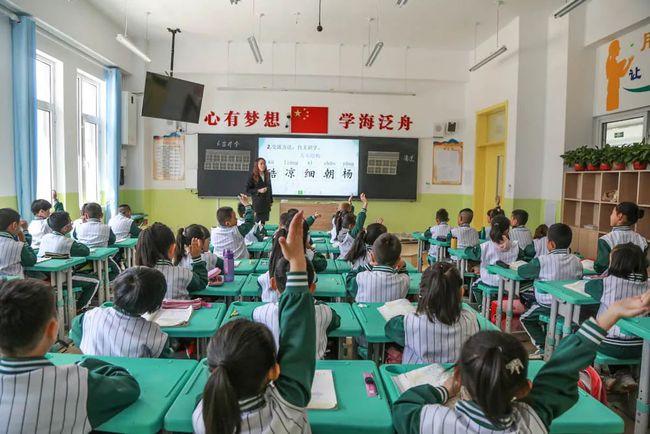 走进忻州市长征小学西校区,参与升国旗,参观新校区