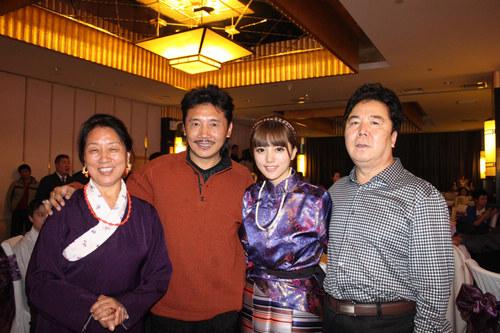 容中尔甲亮相加措慈善午宴签名专辑赠王菲