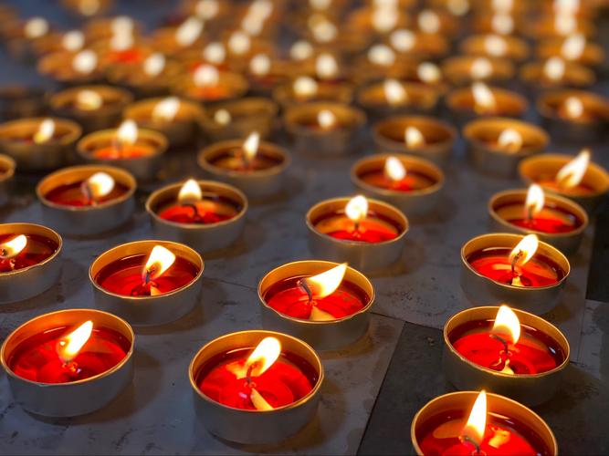 祈福法会通启:供灯功德非常殊胜 写美篇   灯,是灯光的意思,在佛教中