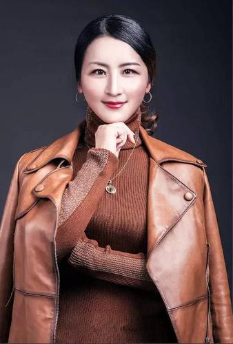 朵女郎薛吓妹:从任教18年的老师到新行业领袖,没有人可以否定她的成功