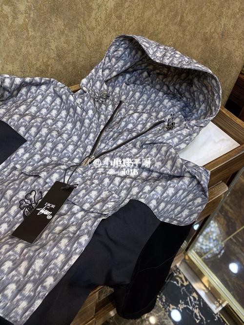 dior联名款97年度最帅的一款冲锋衣_迪奥怎么样_冲锋衣_每日穿搭