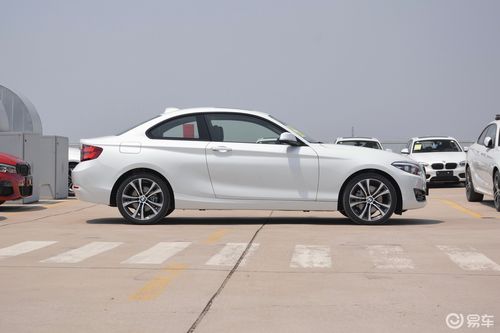 【宝马2系2019款双门轿跑车 225i 尊享型m运动套装侧后45度车头向左
