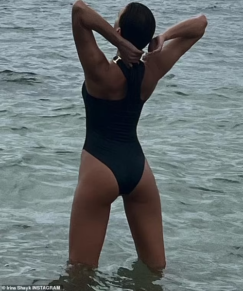 36岁俄罗斯超模伊莲娜海中秀美背肩宽腰窄紧致评论区仍被乌克兰刷屏