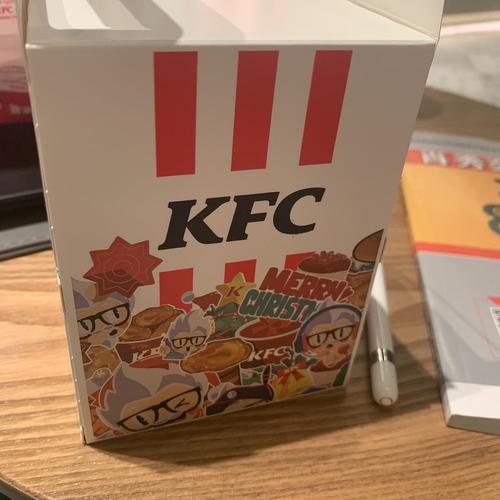 盒子也是蛮好看的水平,圣诞季的肯德基和平时宛若两基,但是这个蛋糕