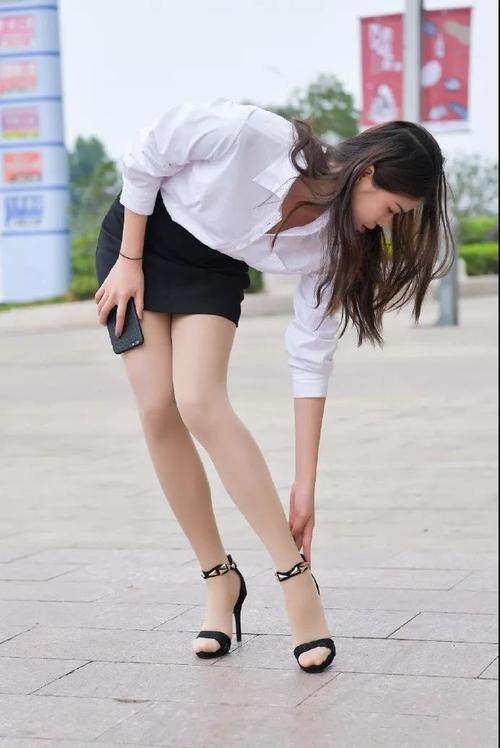 街拍:职业装美女白衬衫黑色套裙,让我看到了雪白大腿