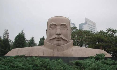 在中央美术学院雕塑系任教的钱绍武接到为唐山市的大钊公园雕刻李大钊