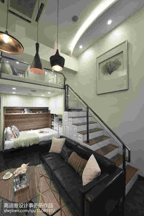 小户型客厅摆放子母床上面床下面沙发效果图