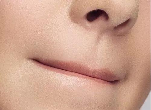 生活中常常 看到一些人会不由自主的抿嘴唇, 这样的人有什麽特色呢?