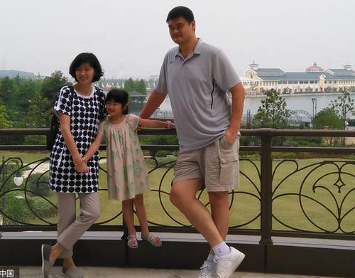 姚明一家游迪士尼 6岁女儿这么高了