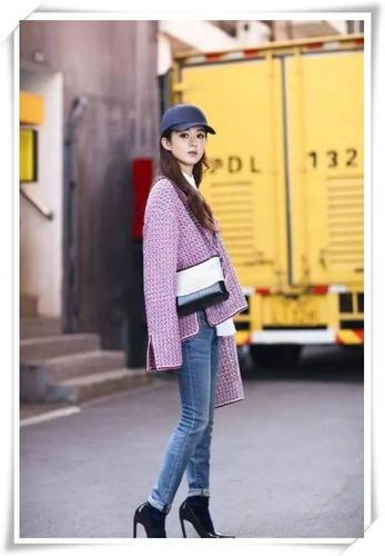 165赵丽颖和166李沁同穿短裙,身高差1cm,画风如此尴尬