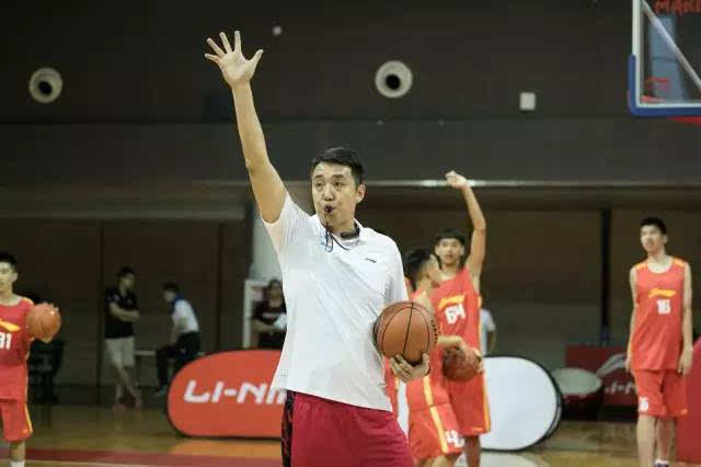 闫宇峰 原职业篮球运动员 曾经代表八一男篮获得6次cba总冠军 并自