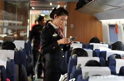 次高铁列车上,发生了令人愤慨的一幕,一名女子不仅不配合乘务员查票