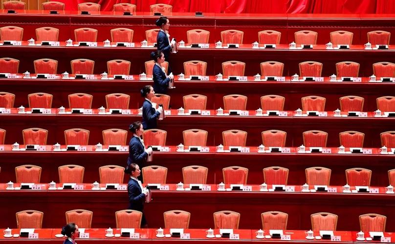 照片丨探秘省十三届人大一次会议现场:工作人员用红线测量摆放茶杯