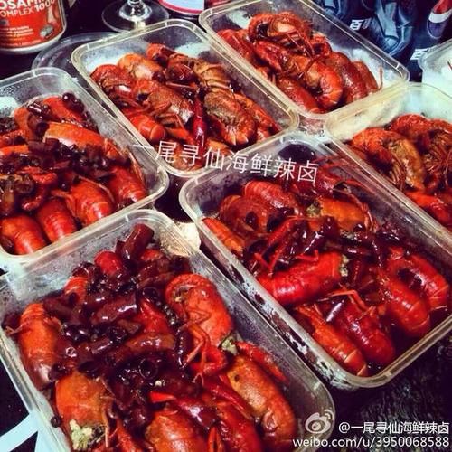 短短十几分钟,已经有数十份打包好的小龙虾被送出.