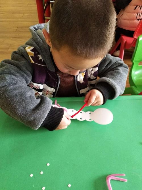 陕化新区幼儿园苗苗班手工制作【蜈蚣】