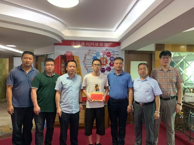 会议现场,福州市河南商会资助了福建生物工程职业技术学院的贫困学子