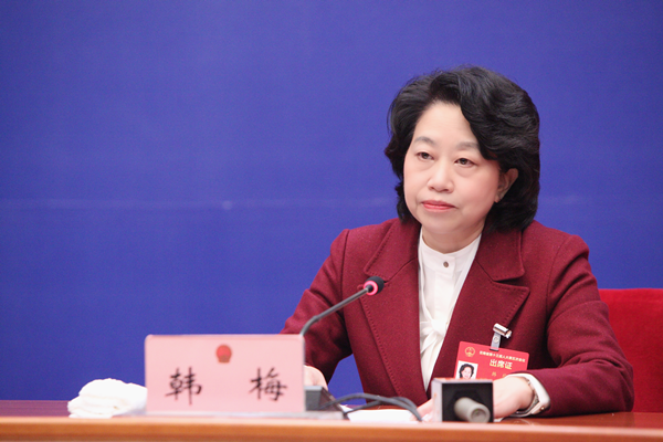 首先,请云南省人大常委会秘书长,新闻发言人韩梅女士发布新闻.