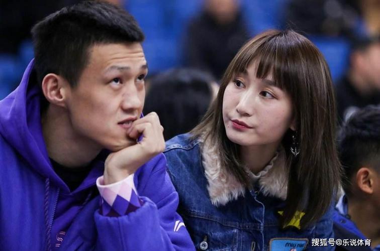 人生赢家31岁周鹏购房落户广州东莞别墅与娇妻刘美街上热吻