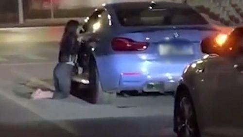 有一位女嘉宾就说过:宁愿在宝马车上哭,也不在自行车上笑