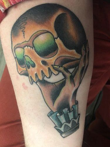 大腿纹身传统 女生大腿上手部和骷髅纹身图案