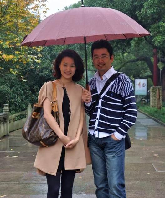 央视美女主播李梓萌素颜生活近照,40岁至今单身一人