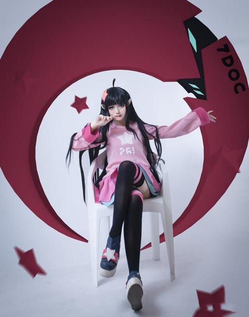 三位妹子cos的国产动漫《凹凸世界》角色"凯莉"!造型