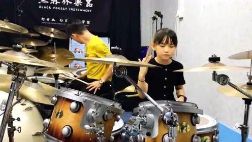妞妞与师父架子鼓合奏一首经典歌曲,动作娴熟,表情萌翻!