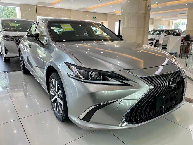 为了照顾低矮的车身设计,作为一款前驭平台的车型,新款雷克萨斯es的