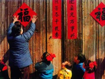 关于春节贴春联的历史起源以及典故 双语