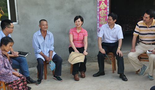 8月13日,市委常委,组织部长王华蓉带领督导组一行,深入罗江县新盛镇