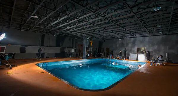 完成的一座由老厂房改建的水下摄影棚中竟然是在上海松江水下洛神舞的