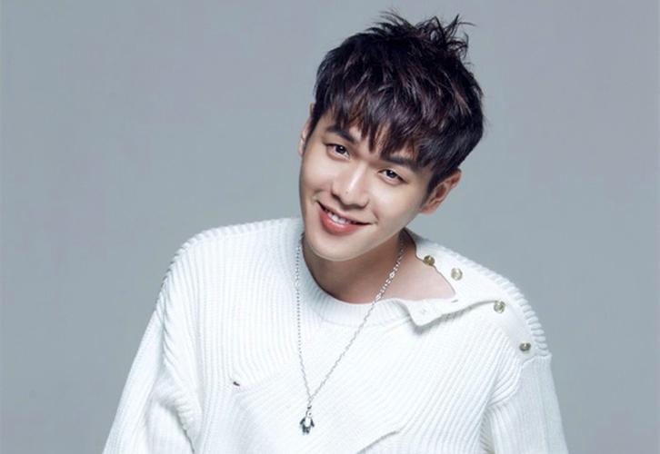 张若昀时尚街拍壁纸_帅气养眼的白衣少年