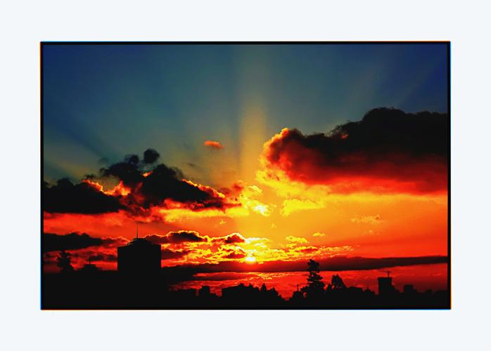 春城日出东方,或金光万丈,或红霞满天,或彩云朵朵,大自然的美景总是