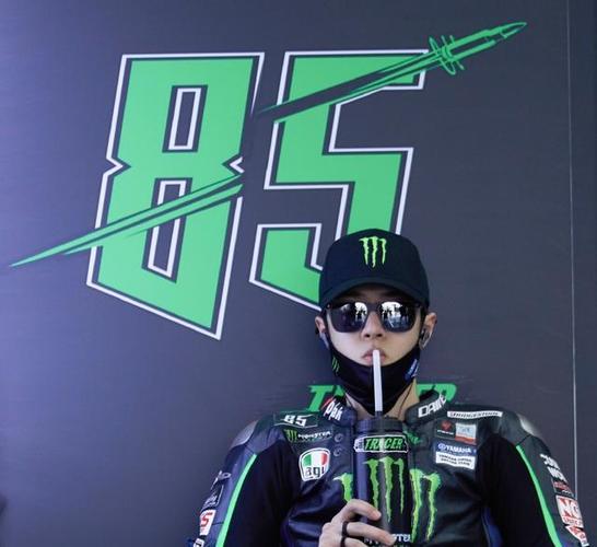 王一博:拥有极致反差魅力的85号车手,送来夏日关怀——多喝水!