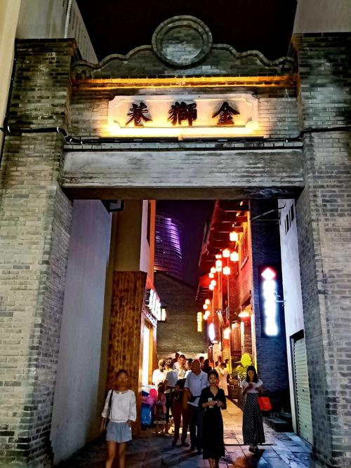 三街两街:三街是指兴宁路,民生路和解放路三条老街,两巷是指金狮巷和