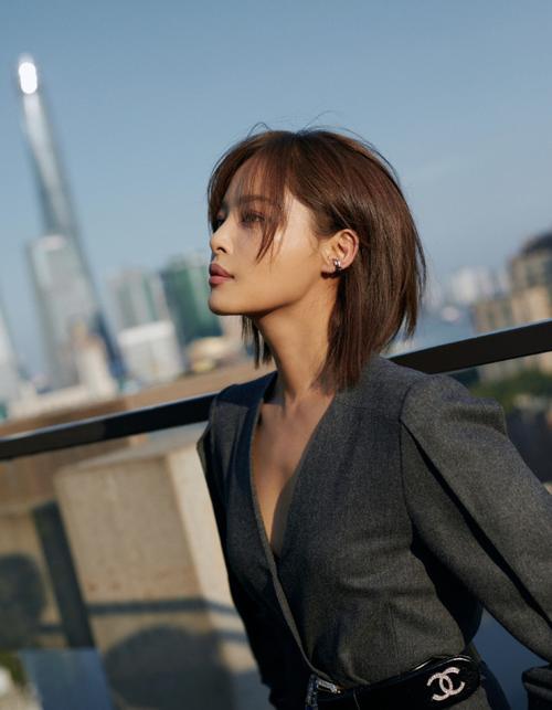 原创辛芷蕾拥有高级脸,穿搭也毫不逊色,小香风穿出女强人气场