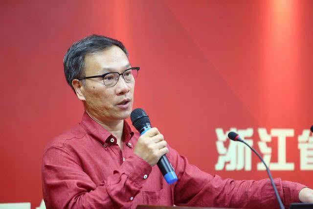 他就是谢世煌,出生在温州的一个农村家庭,生活非常的贫穷,父亲靠做