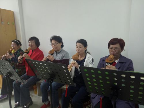 近年来,刘凤琴老师一直在家乡大力弘扬中华传统文化,普及葫芦丝义务