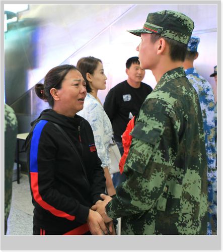 【原创摄影】妈妈送儿去当兵(之一)