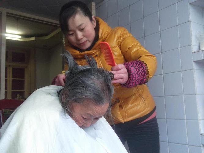 上海市个体户十多年坚持为社区居民优惠或免费维修家电刘显保事迹简介