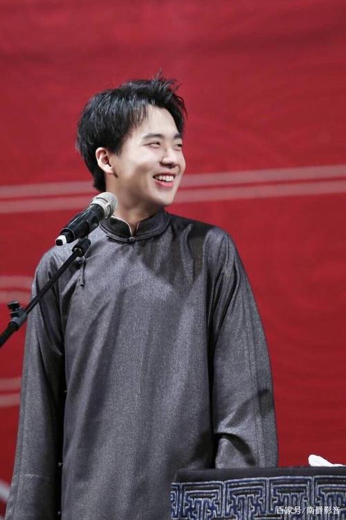 穿大褂的郭麒麟让人想起"温润如玉"这几个字