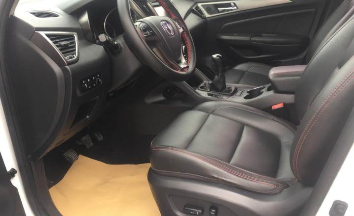 长安cs75 2.0l 手动领先型 白色 手动挡