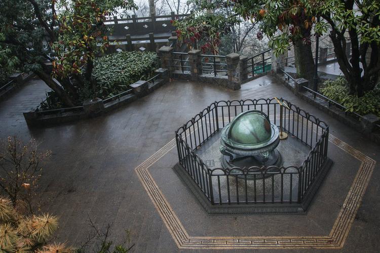 雨雾中的紫金山天文台
