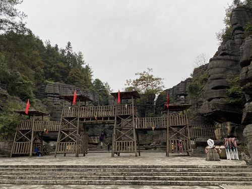 哇,这个不是土匪山寨门楼嘛!