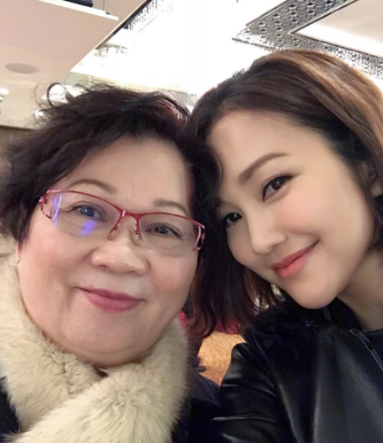 谢安琪妈妈皮肤超好,gem与妈妈像两姊妹.