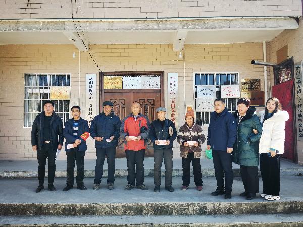 副会长余洛锋,秦惠,秘书长杜涛,爱心济困协会监事,张来盈,张三民带领
