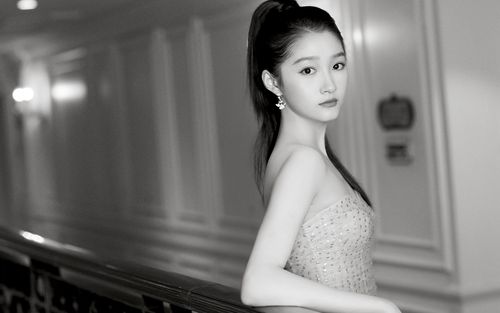 关晓彤裸色纱裙写真桌面壁纸,身穿裸色波点纱裙,高马尾酷甜亮相亚洲