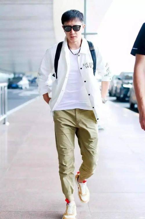 40岁的男人,少穿牛仔裤,不得体!建议多穿这3条裤子,显年轻