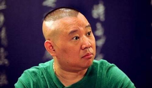 原创郭德纲晒照为妻子庆生王惠素颜出镜与儿子一起比yeah卖萌